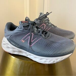 New Balance Women's Fresh Foam X 840 Arctic Grey w/Raspberry, EUC, size 8.5